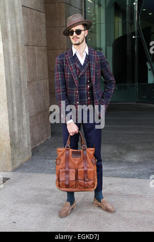 Gian Maria Sainato arrivando a Stella Jean pista spettacolo a Milano - Feb 25, 2015 - Foto: Pista Manhattan/Paolo Diletto/picture alliance Foto Stock