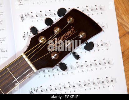 Chitarra e foglio di musica Foto Stock