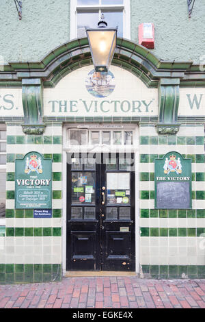 Il Pub Victory a Brighton Regno Unito che mostra la porta, segno e dettagli architettonici. Foto Stock