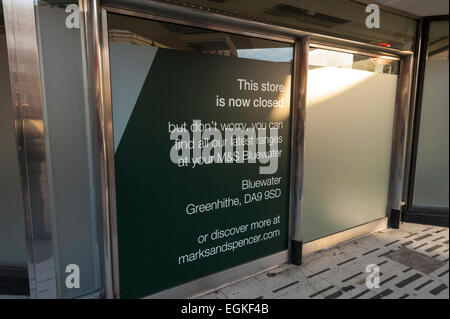 Chiuso Marks & Spencer store nella nuova strada Gravesend. Foto Stock