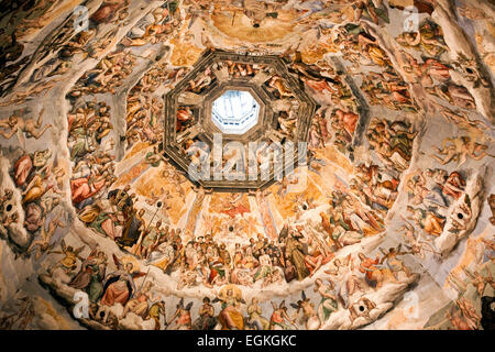 La superficie interna della cupola con il grande affresco del Giudizio Universale di Giorgio Vasari. Dipinto fra il 1572 e il 1578. Foto Stock