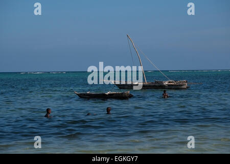 Ngalawa o Ungalawa canoe tradizionali a doppia uscita usate come barca da pesca costiera dalla gente swahili che vive a Zanzibar e la costa della Tanzania all'Oceano Indiano Zanzibar Africa orientale Foto Stock