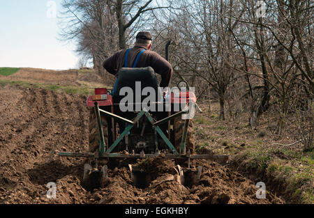 Il trattore arare i campi in primavera Foto Stock