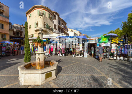 Francia - Cote d'Azur, Le Lavandou, fontana nella città vecchia Foto Stock