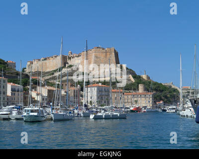 Marina e porto di Bonifacio, Corsica, Bastione de l'Etendard in background Foto Stock