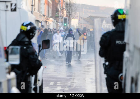 Xii Gennaio 2013, Belfast, Irlanda del Nord. PSNI utilizzare cannoni ad acqua per disperdere la folla ostile. Ne segue gli scontri tra lealisti e gruppi nazionalisti dopo una manifestazione di protesta a Belfast City Hall. Mattoni, Pesanti in muratura, fuochi d'artificio e le bottiglie sono state lanciate contro la polizia Foto Stock