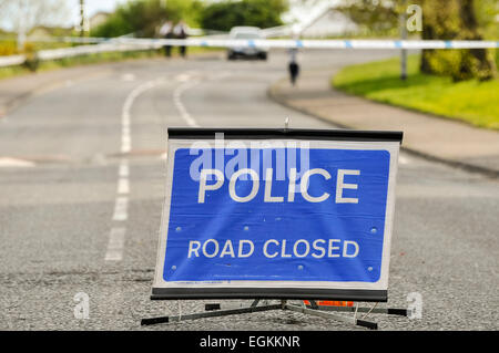 17 maggio 2013, Belfast, Irlanda del Nord. Polizia e chiudere una strada durante un avviso di protezione Foto Stock