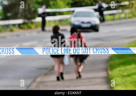 17 maggio 2013, Belfast, Irlanda del Nord. Due donne camminare sotto il cordone di polizia nastro durante un avviso di sicurezza. Gli ufficiali di polizia li arresta e li ha fatti tornare all'esterno del cordone. Foto Stock