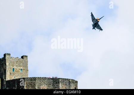 Il tifone Eurojet fighter aircraft over Carrick Castello, Forze Armate giorno, 2013 Foto Stock