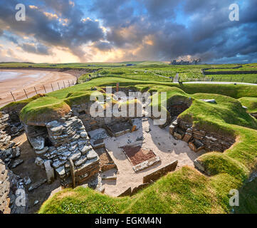 Il villaggio neolitico le rovine di Skara Brae, circa 2.500, un sito Patrimonio Mondiale dell'UNESCO. Isole Orcadi, Scozia Foto Stock