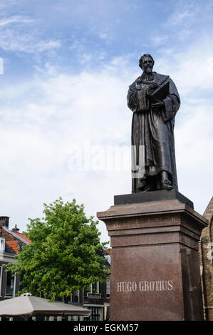 Statua di Hugo Grotius in Delft, Paesi Bassi, che hanno gettato le basi per il diritto internazionale Foto Stock