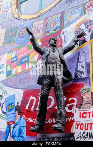 Statua di James Larkin, irlandese leader sindacalista e attivista socialista, al Congresso irlandese dei Sindacati parete in Belfast Foto Stock