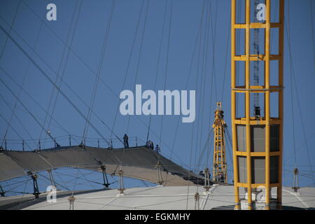 La scalata al tetto dell'O2 a Greenwich, Londra, Inghilterra Foto Stock