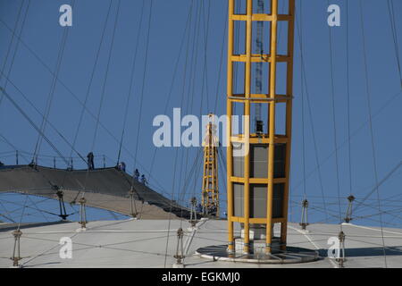 La scalata al tetto dell'O2 a Greenwich, Londra, Inghilterra Foto Stock