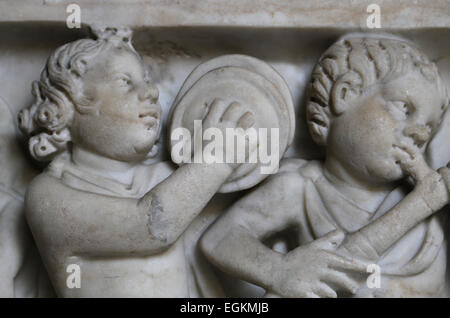 Arte romana. Pannello anteriore del sarcofago ornato con un rilievo. Eros suonare strumenti musicali. Musei Vaticani. Foto Stock