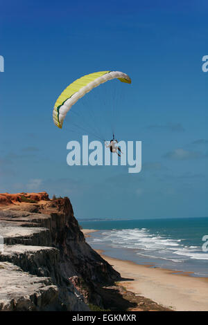 Coastal battenti in Brasile, pilota soaring scogliere di Cacimbinhas vicino a Pipa Foto Stock