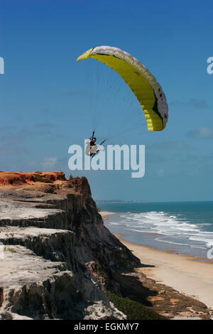 Pilota di volare lungo le scogliere a Pipa in Brasile Foto Stock