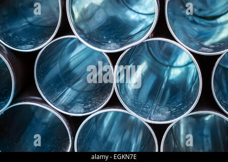 Abstract background industriale, vuoto azzurro splendente tubi in metallo Foto Stock