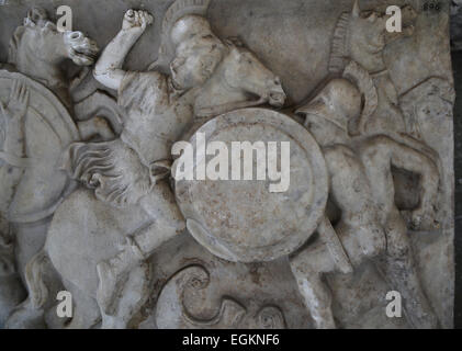 Era imperiale romano. Il bacino di scultura di un dio fiume Arno. Sarcofago. 170-180 d.c. Scene di battaglie. Amazzoni e greci. Foto Stock