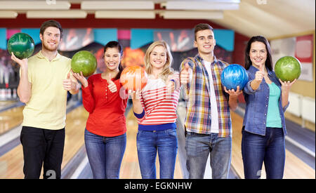 Happy amici in bowling club Foto Stock