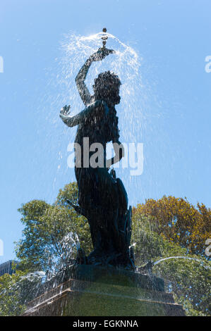 Dettaglio da Lewis Wolfe prelievo fontana potabile che rappresenta la dea Diana, eretta nel 1889 nel Giardino Botanico di Sydney Foto Stock