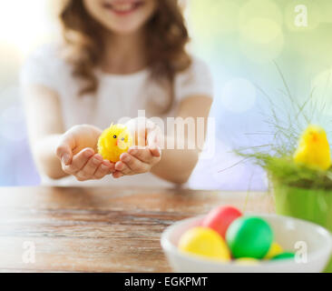 Close up della ragazza con la pasqua giocattolo di pollo Foto Stock