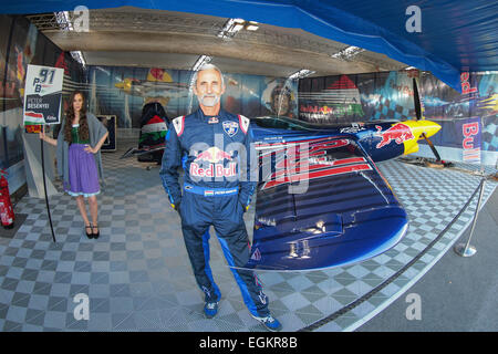 SPIELBERG, Austria - 25 ottobre 2014: Peter Besenyei posa con il suo piano prima della Red Bull Air Race. Foto Stock