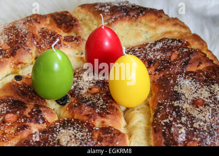 Torta di Pasqua con uova a candele Foto Stock