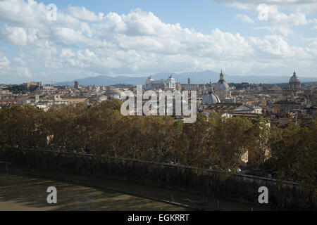 Vista sul fiume Tevere sopra i tetti di Roma verso le montagne Foto Stock