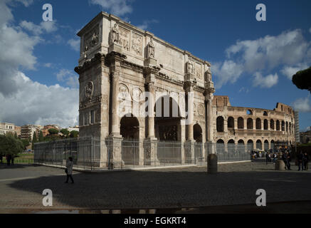 Arco di Costantino e il Colosseo Roma Foto Stock