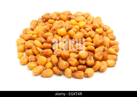 Arrosto di mais salata i dadi su uno sfondo bianco Foto Stock