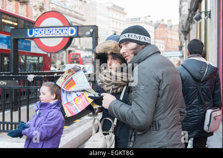 Uomo e donna che guarda la mappa stradale dalla stazione metro di Knightsbridge di Londra. Foto Stock