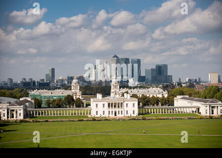 Vista di Carnary Wharf e il Royal Naval College di Greenwich Park, London, Regno Unito Foto Stock