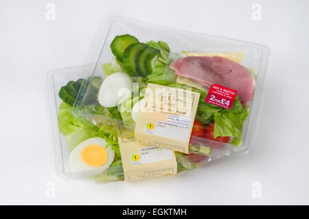 Pre-confezionati uova e prosciutto insalata con ridotta offerta prezzo Foto Stock