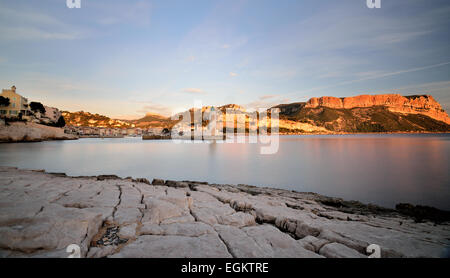 Tramonto sul porto di Cassis, Francia Coucher de soleil sur l'entrée du Port de Cassis, Francia Foto Stock