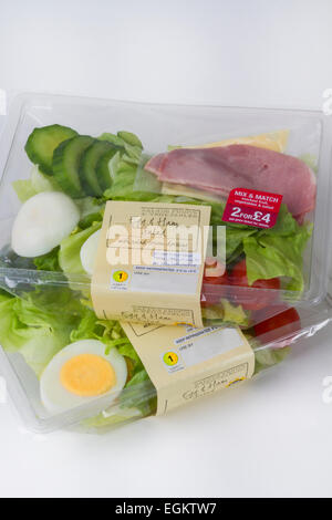 Pre-confezionati uova e prosciutto insalata con ridotta offerta prezzo Foto Stock