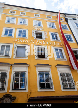 • Il luogo natale di Mozart Geburtshaus e Residence Wohnhaus casa dove Wolfgang Amadeus Mozart è cresciuto in Salzburg Austria Foto Stock