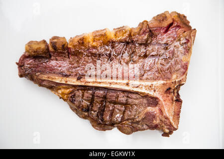 T-bone steak su un bianco , preparati in un ristorante, isolato su bianco Foto Stock