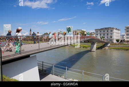 Amore si blocca su Makartsteg ponte sopra il fiume Salzach Salisburgo in Austria Foto Stock