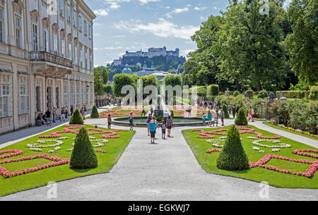La colorata aiuole di fiori e il palazzo o castello di Salisburgo e Castello di Mirabell Gardens Salzburg Austria Europa Foto Stock