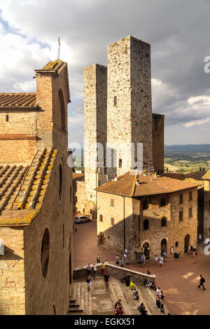 San Gimignano Provincia di Siena,Toscana, in vista delle torri medievali da Piazza del Duomo. Foto Stock