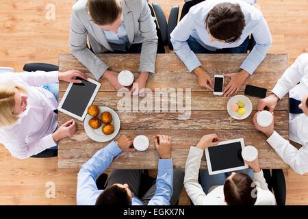 Chiusura del team aziendale di bere il caffè per il pranzo Foto Stock