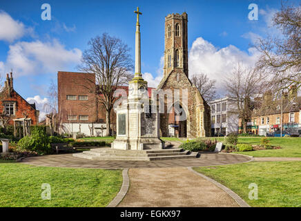 Greyfriars Tower Tower, giardini, King's Lynn, e anche il memoriale di guerra. La torre è sopravvissuta perché attraverso i secoli... Foto Stock