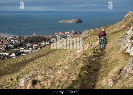Madre e Figlio camminando per Berwick diritto, North Berwick Foto Stock