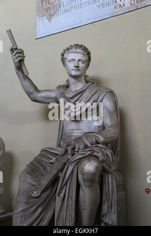 Statua con allegata la testa dell'imperatore romano Tiberio (42 BC-37AD). Il marmo. 41-54 annuncio. Musei Vaticani, Chiaramonti. Foto Stock