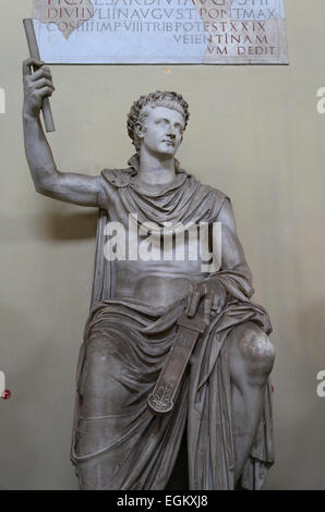 Statua con allegata la testa dell'imperatore romano Tiberio (42 BC-37AD). Il marmo. 41-54 annuncio. Musei Vaticani, Chiaramonti. Foto Stock