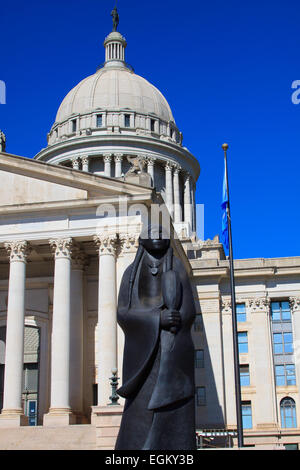 La Oklahoma State Capitol ingresso sud tra cui Apache Allan Hauser della statua "Fintanto che le acque di flusso'. Foto Stock