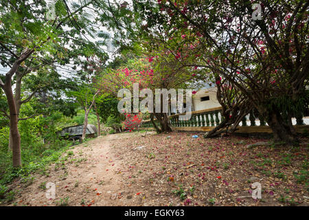 Ex re Sihanouk's mansion sulla sommità della collina in Kep, Cambogia. Foto Stock