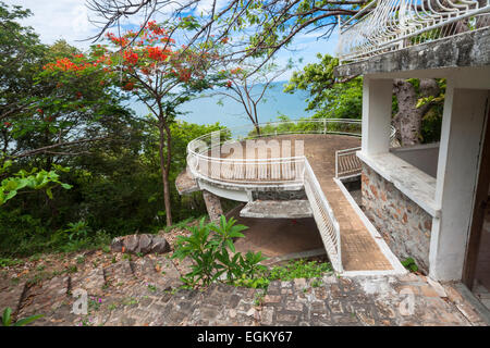 Ex re Sihanouk's mansion sulla sommità della collina in Kep, Cambogia. Foto Stock