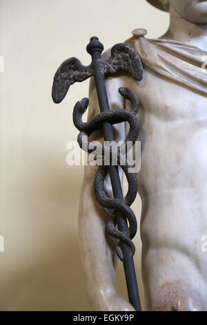 Statua di Hermes. Dettaglio del caduceo. Il marmo. Copia romana dopo un originale greco. Museo del Vaticano. Chiaramonti. Foto Stock